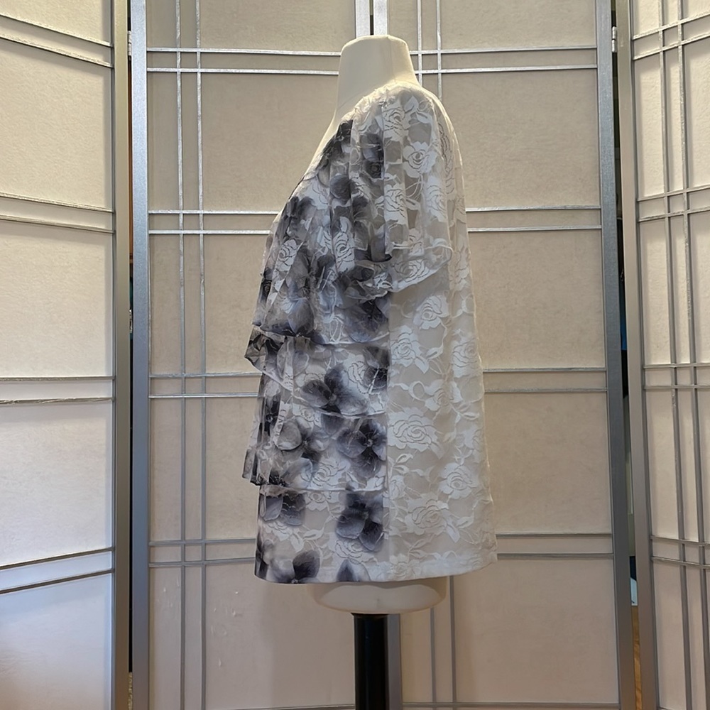*AGB Woman White & Black Lacey Short Sleeved Top - Picture 4 of 5